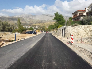 Asfaltirana zadnja faza nosivog sloja županijske ceste na dionici od Strožanca prema Žrnovnici.