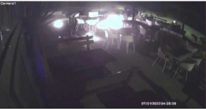 Nadzorna kamera bistroa 'In' u Strožancu snimila je žensku osobu kako polijeva zapaljivu tekućinu po lokalu; Plamen se proširio u trenu