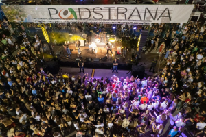 BIO JE TO PRAVI SPEKTAKL U PODSTRANI Bebek oduševio publiku, pogledajte ove prizore