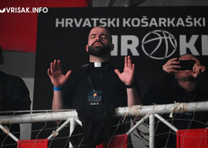 Dok je dvorana pjevala, on je molio: Evo tko je svećenik s balkona na Pecari