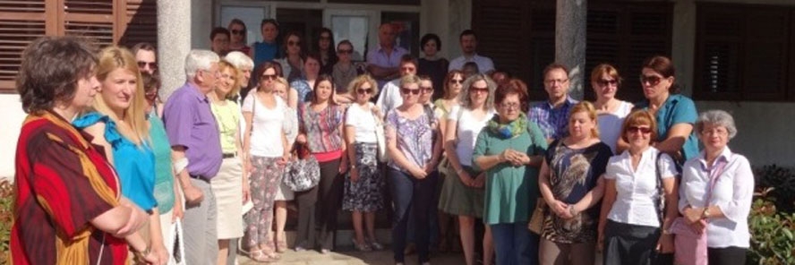 Nasilni bivši policajac demolirao školu i fizički napao učiteljicu i njenog sina