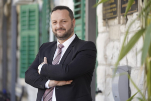 SJAJNE VIJESTI ZA RODITELJE Općina Podstrana i ove godine osigurala osnovnoškolcima besplatne radne bilježnice, a srednjoškolcima sufinancira kupnju udžbenika