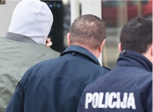 U Podstrani uhićen pripadnik zloglasnog škaljarskog klana! Živio je u iznajmljenom apartmanu, a ‘pao‘ u kafiću. Kod sebe je imao veću količinu novca, doznajemo detalje