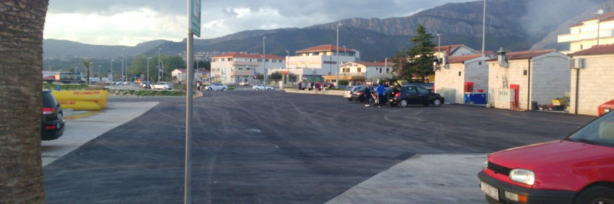 Asfaltiran je parking sjeverno od TZ Podstrane
