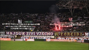Torcida transparentima odala počast dvojici preminulih hrvatskih branitelja: ‘Vječno ti hvala. Zaboravit te nećemo nikad!‘