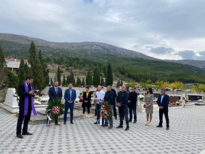 Povodom blagdana Svih svetih položeni vijenci na mjesnom groblju Ban Podstrana
