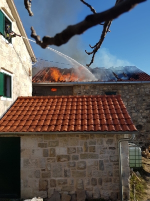 Planula kuća u Gornjoj Podstrani - Vatrogasci su na terenu